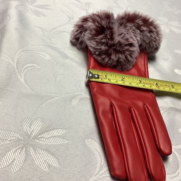 RED GLOVES UNIQUE FUR TOO MEDIUM. MUST SEE ❣️ - Picture 8 of 10